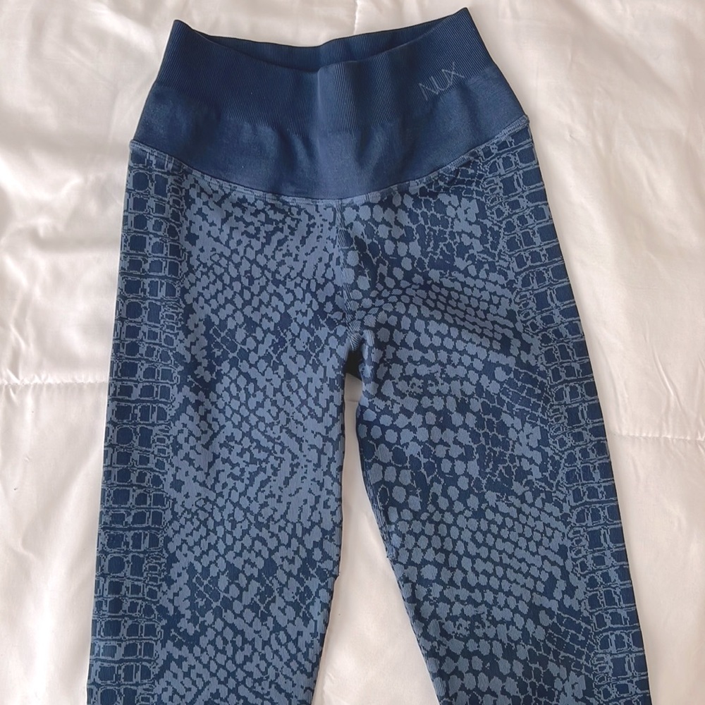 Nux full length blue snake skin print leggings